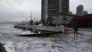 Frente fria chega a Santos e traz ondas de até três metros