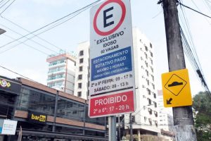 Idosos podem solicitar credencial de estacionamento em Santos pela internet