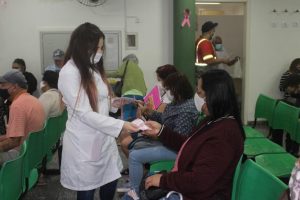 Palestra em Santos orienta mulheres e homens sobre riscos do câncer de mama