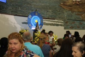 Festa da Padroeira do Brasil leva fiéis à paróquia na Aparecida em Santos