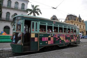 Bonde de Santos será gratuito nesta quarta para mulheres vestindo rosa