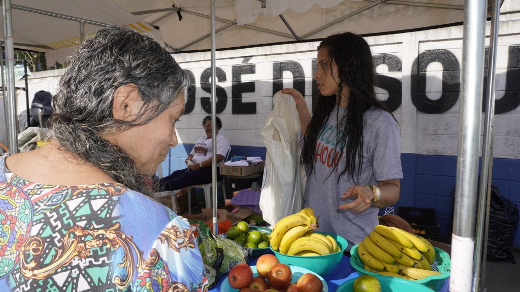 Feira ambiental troca plástico, óleo e papelão por hortaliças em Guarujá