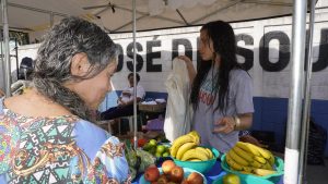 Feira ambiental troca plástico, óleo e papelão por hortaliças em Guarujá