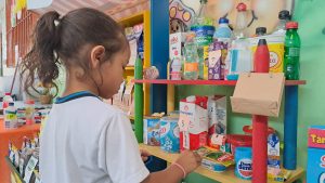 Escola de Guarujá cria minimercado para ensinar finanças para as crianças