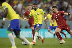 Médico da seleção diz que Neymar sofreu entorse no tornozelo direito