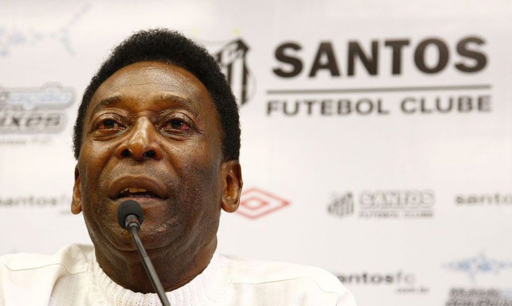 Pelé é internado e tem quadro estável, segundo boletim médico
