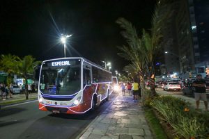 Ônibus com iluminação natalina começam a circular em Praia Grande