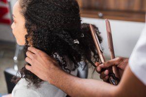 Alisantes de cabelo podem causar câncer no útero, diz estudo