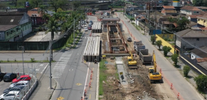 Ecovias realiza lançamento de vigas do viaduto do Jardim Casqueiro em Cubatão