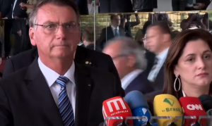 Bolsonaro reaparece e fala por exatos 2 minutos e 3 segundos