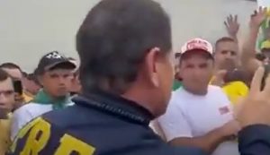 Vídeo flagra PRF apoiando bloqueio de estradas