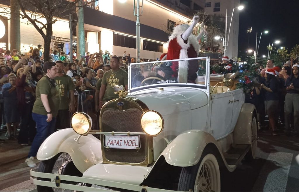 Parada de Natal atrai milhares de pessoas em Santos
