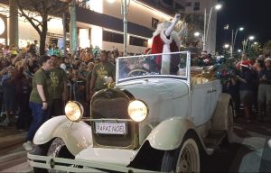 Parada de Natal atrai milhares de pessoas em Santos