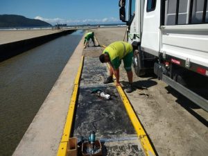 Peças de passarela de acessibilidade à praia em Santos são substituídas