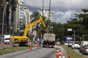 Trânsito na orla de Santos tem monitoramento especial para remoção de estruturas