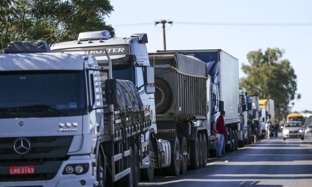 Caminhoneiros podem paralisar atividades por 24h nesta quarta