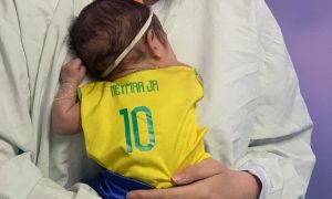 Bebês prematuros enviam mensagens de incentivo para a Seleção Brasileira