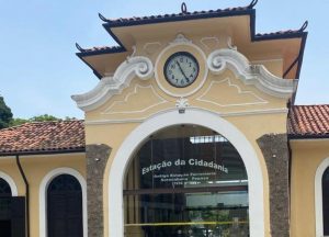 Relógio símbolo da Estação da Cidadania de Santos volta a funcionar após cinco anos
