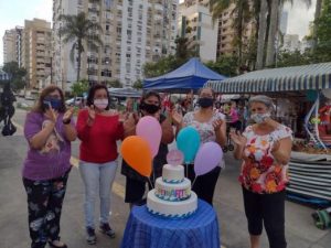 FeirArte de Santos completa 52 anos com bolo e música ao vivo