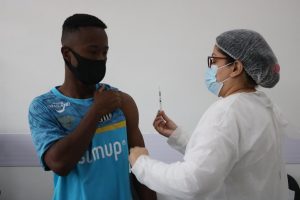 Baixa cobertura vacinal contra a covid-19 preocupa em Santos