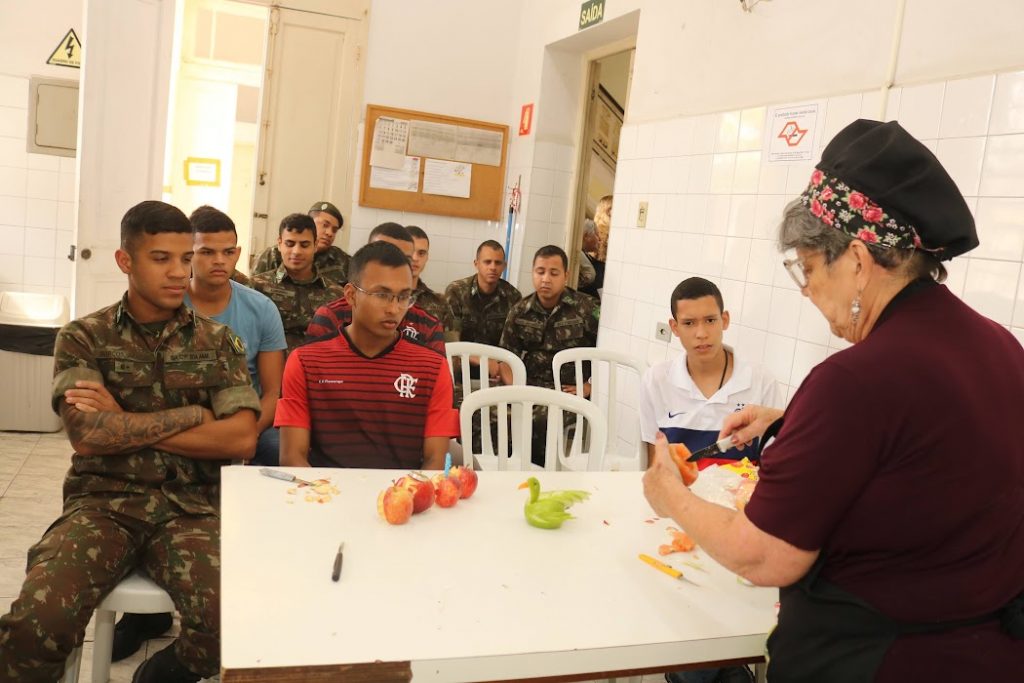Soldados se formam no curso de escultura em frutas e legumes do Fundo Social de Santos