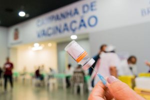 Posto de vacinação do Brisamar Shopping funciona em novo local