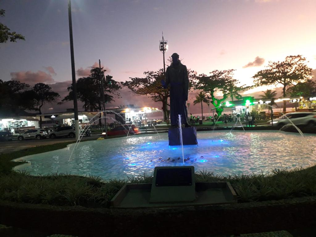 Monumentos em Santos ganham iluminação em homenagem ao Novembro Azul