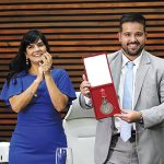 AUDREY KLEYS propôs merecida homenagem ao empresário LEONARDO DELFINO, que expõe a Medalha, na Câmara Municipal de Santos