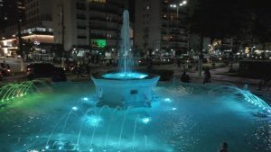 Fonte luminosa do Gonzaga em Santos é atração para o verão