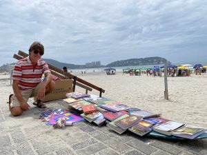 Mediador de leitura distribui livros em troca de sorrisos em Guarujá