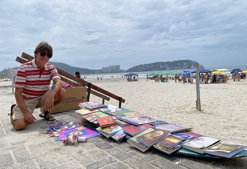 Mediador de leitura distribui livros em troca de sorrisos em Guarujá