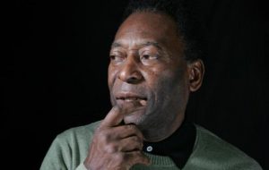Pelé tem progressão de doença oncológica, informa boletim médico
