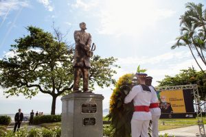 Orla santista ganha estátua do Patrono da Marinha