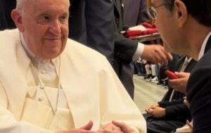 Papa diz que está rezando pela saúde de Pelé em encontro com governador de São Paulo
