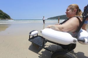Guarujá oferece banho de mar para pessoas com deficiência