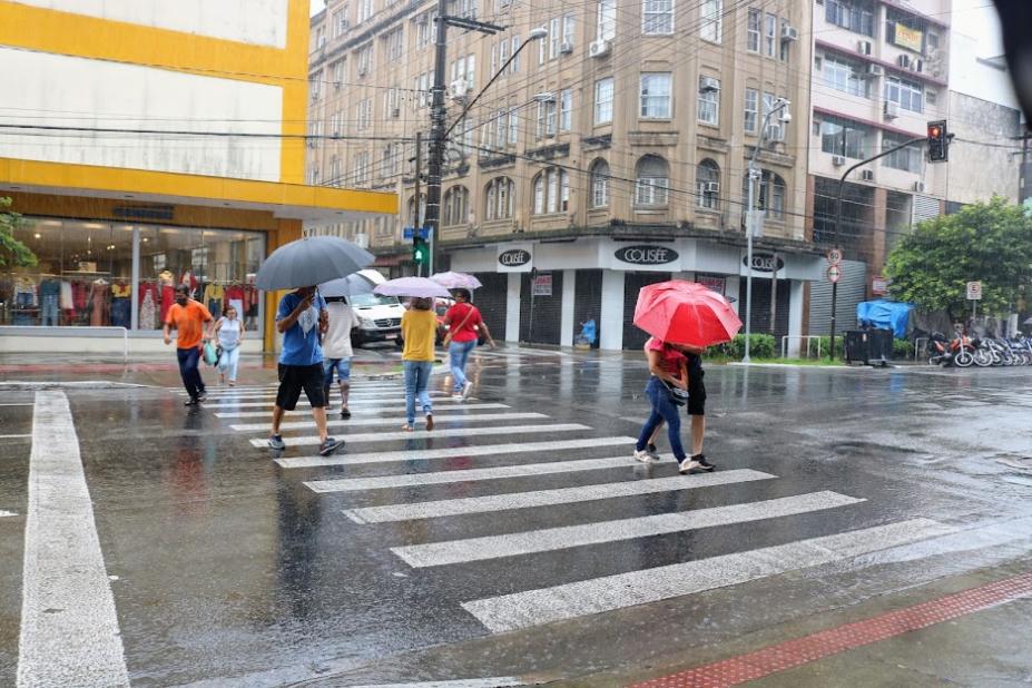 Santos tem previsão de chuvas fortes e maré elevada nos próximos dias