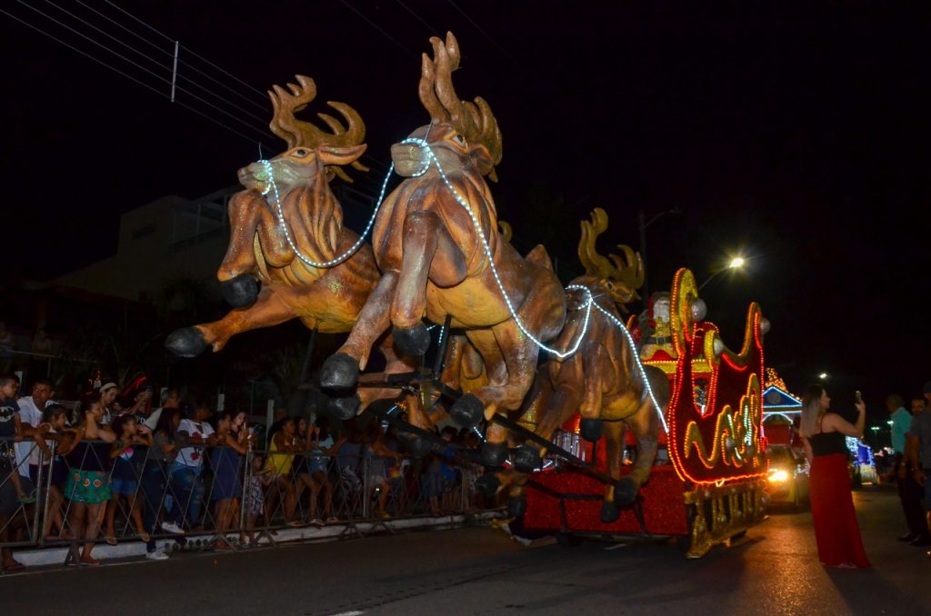 Desfile, iluminação e vila de Natal abrem programação natalina em Bertioga