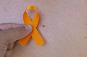 Dezembro Laranja: ação em Santos orienta sobre câncer de pele