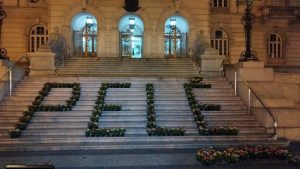 Flores pela cidade reverenciam o Rei do Futebol