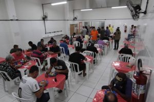 Abrigo em Santos celebra o Natal com pessoas em situação de rua
