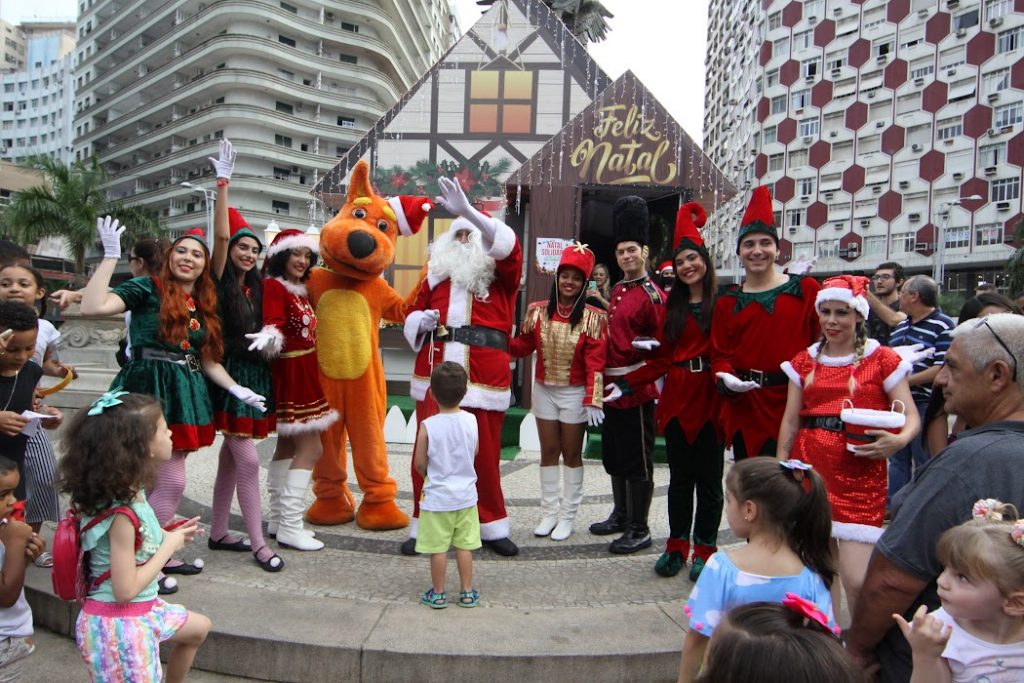 Com estilo, Papai Noel chega à Praça da Independência em Santos