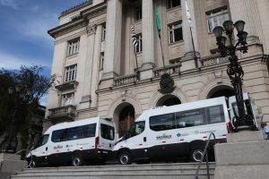Santos recebe duas vans acessíveis para transporte de pessoas com deficiência