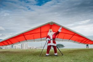 De parapente, Papai Noel Radical chega a São Vicente