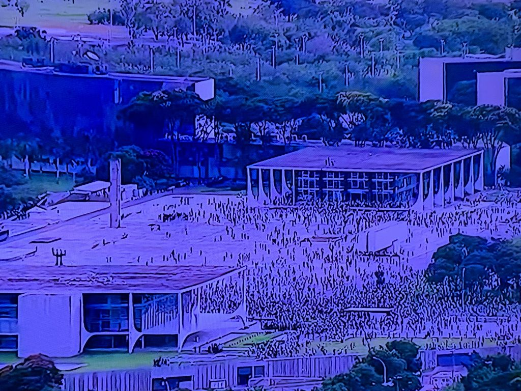 Terroristas bolsonaristas invadem Congresso, Planalto e STF