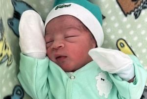 Primeiro bebê de 2023 em São Vicente recebe nome de jogador argentino