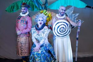 Atriz santista está no elenco de “Ubu Rei”, clássico do Teatro do Absurdo