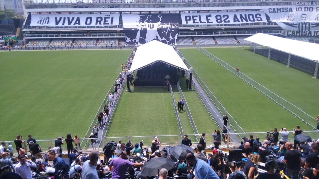 Mais de mil jornalistas acompanham funeral de Pelé