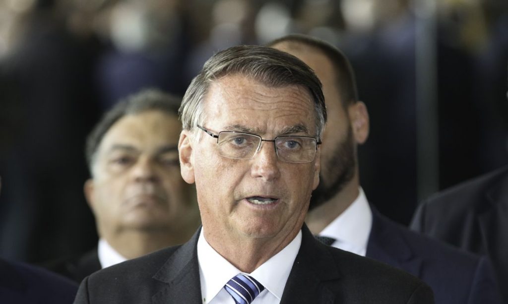 TSE dá cinco dias para Bolsonaro se manifestar sobre postagem