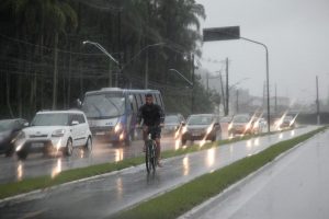 Chuvas intensas na Baixada Santista devem permanecer até sexta-feira