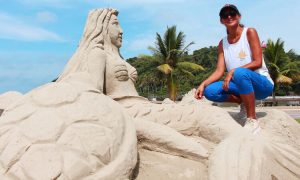 Praia dos Sonhos em Itanhaém recebe oficina de esculturas em areia